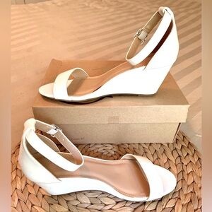 NWOT! White Wedge Sandal